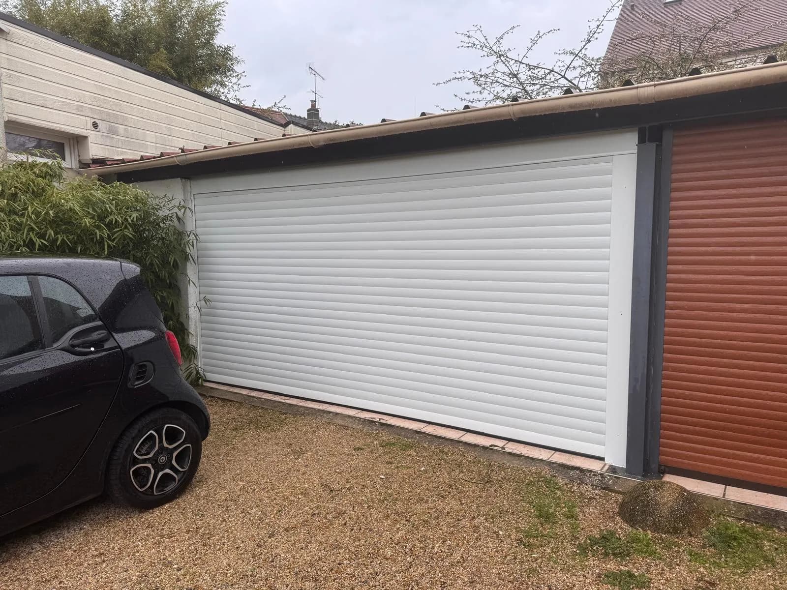 Nouvelle porte de garage enroulable blanche motorisée en aluminium