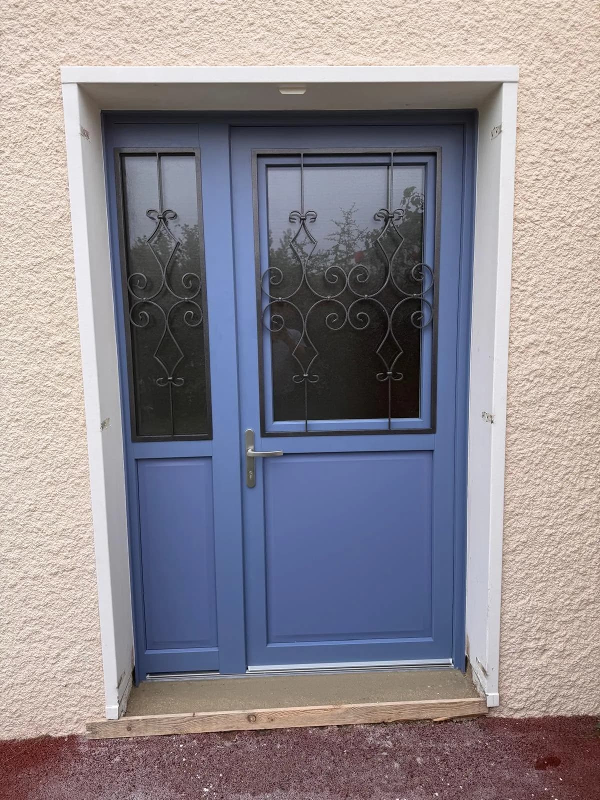 Nouvelle porte d'entrée double bleue avec vitrage et fer forgé