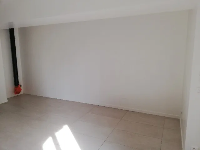 Intérieur maison vide avant installation baie vitrée