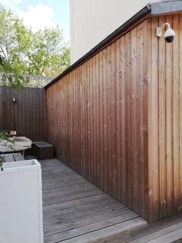 Rénovation patio extérieur avant après bardage bois usé