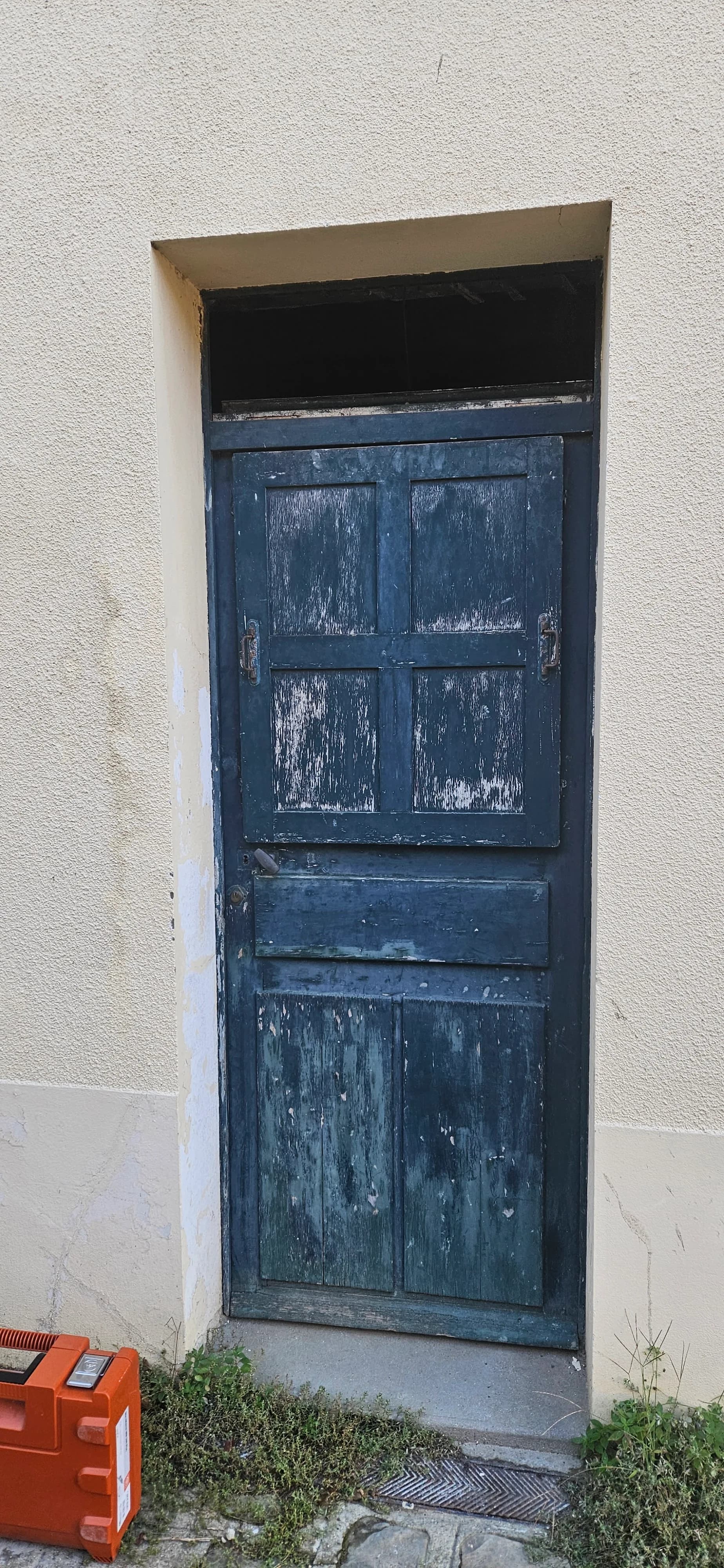 Vieille porte d'entrée en bois abîmée peinture écaillée