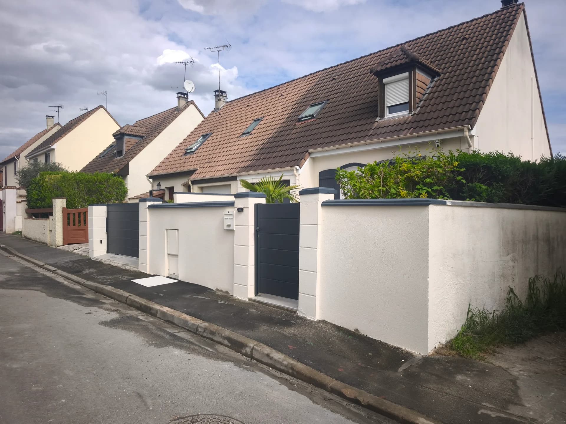 Portail coulissant et portillon aluminium gris anthracite sur muret rénové