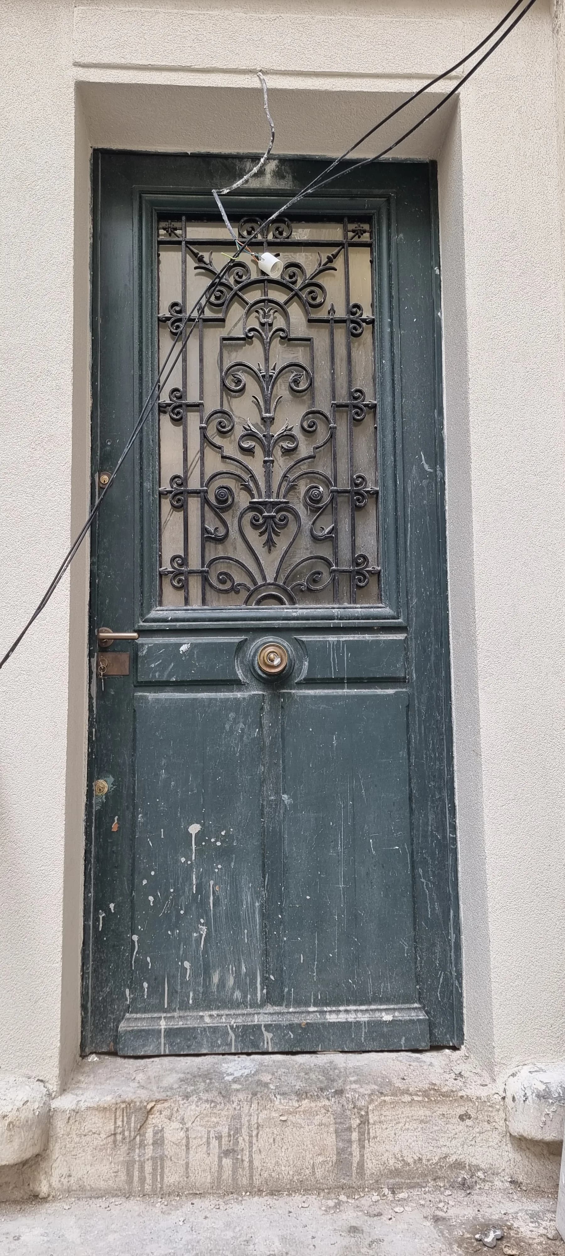 Vieille porte en bois vert foncé avec peinture écaillée