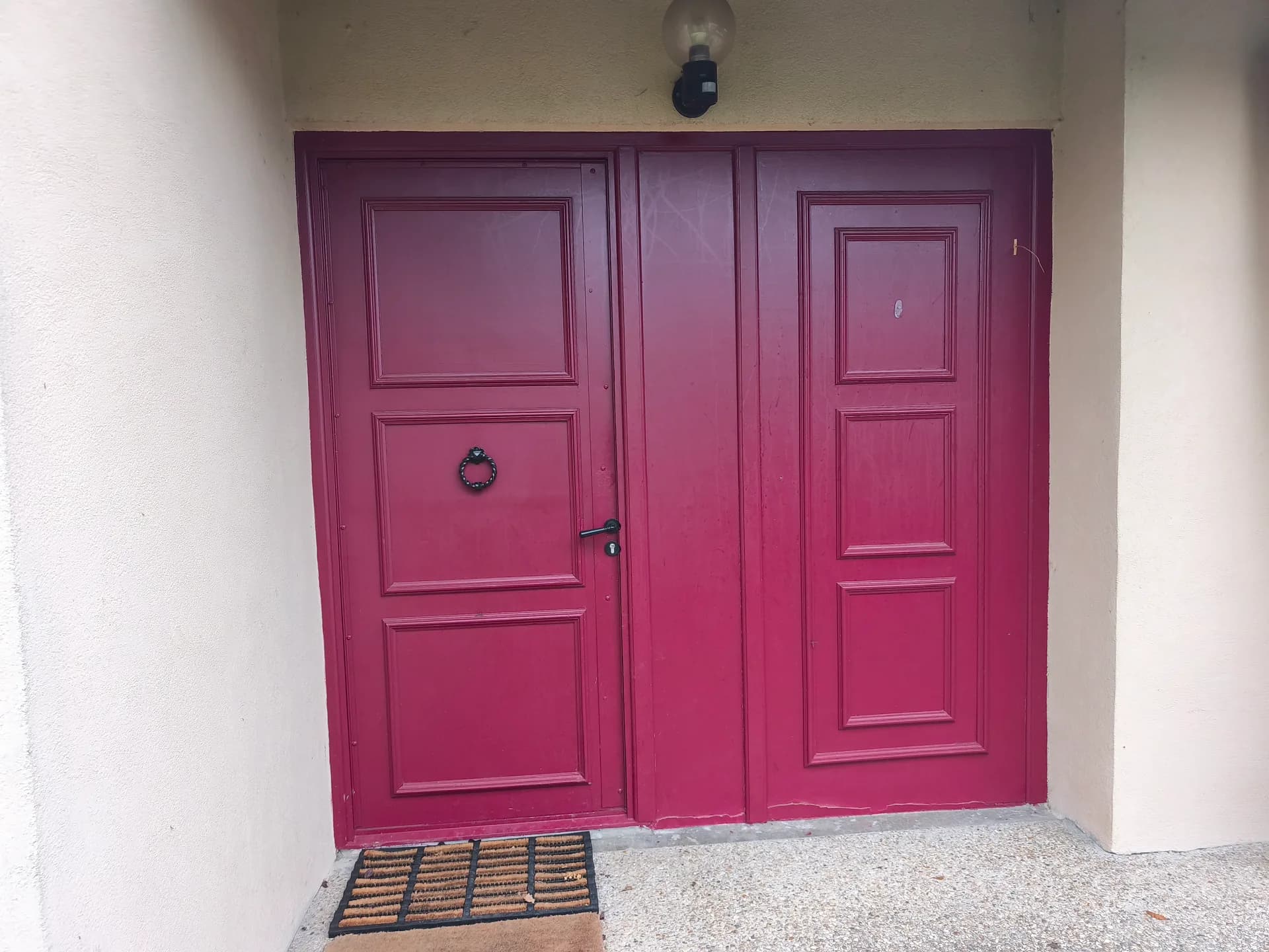 Ancienne porte double rouge bordeaux en bois massif