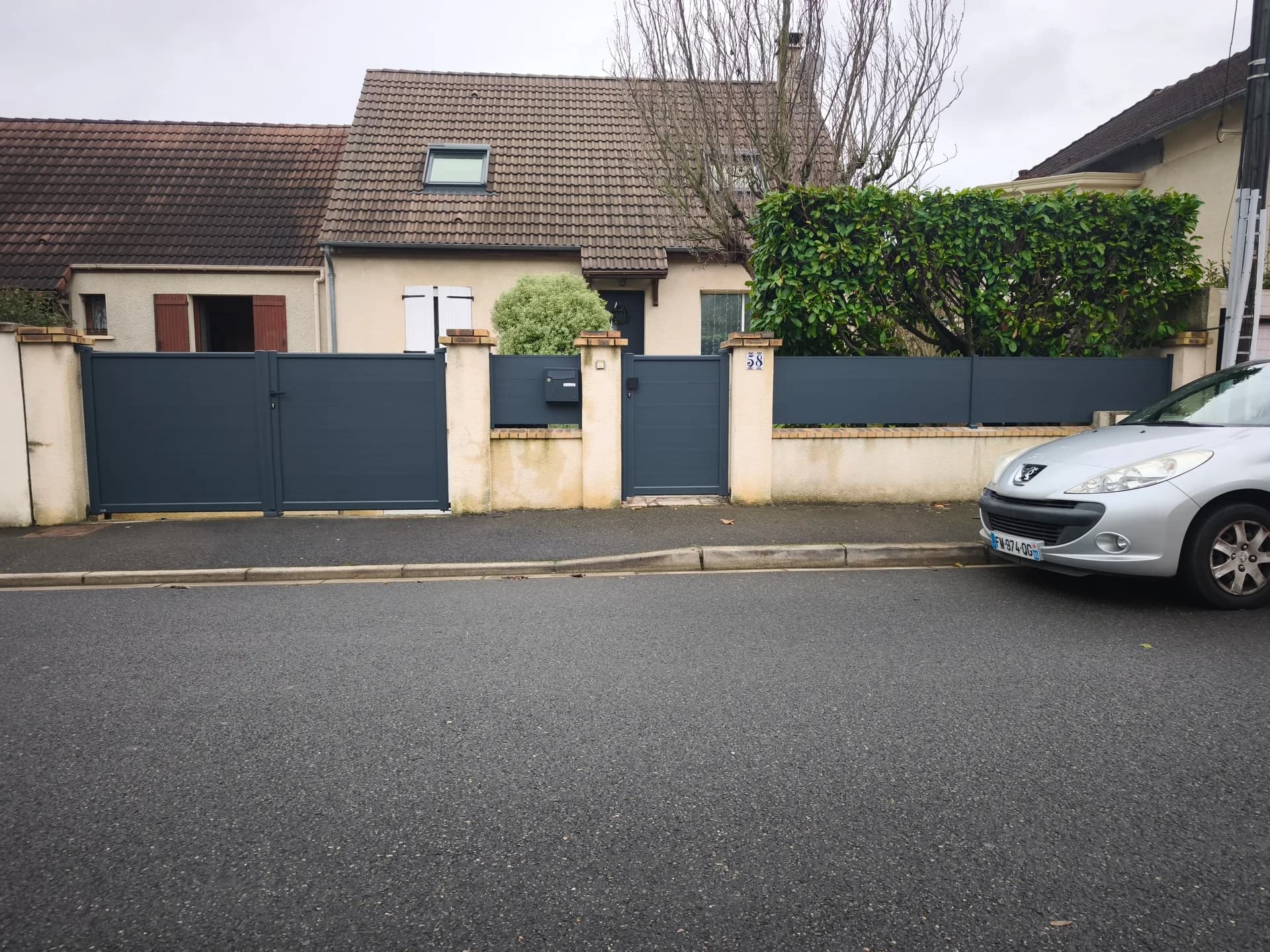 Portail double battant et portillon aluminium gris anthracite avec clôture pleine