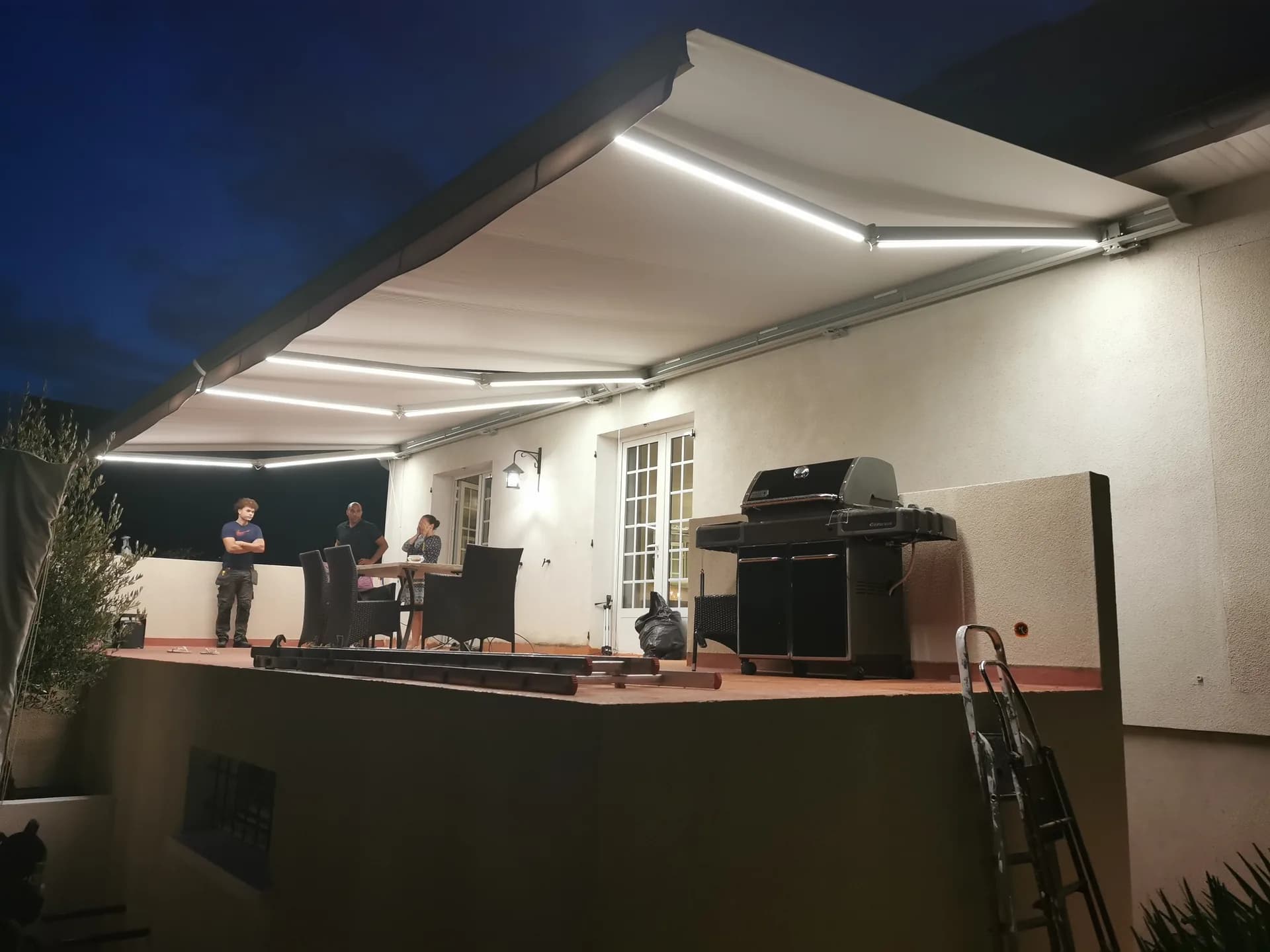 Store banne avec éclairage LED intégré déployé sur terrasse